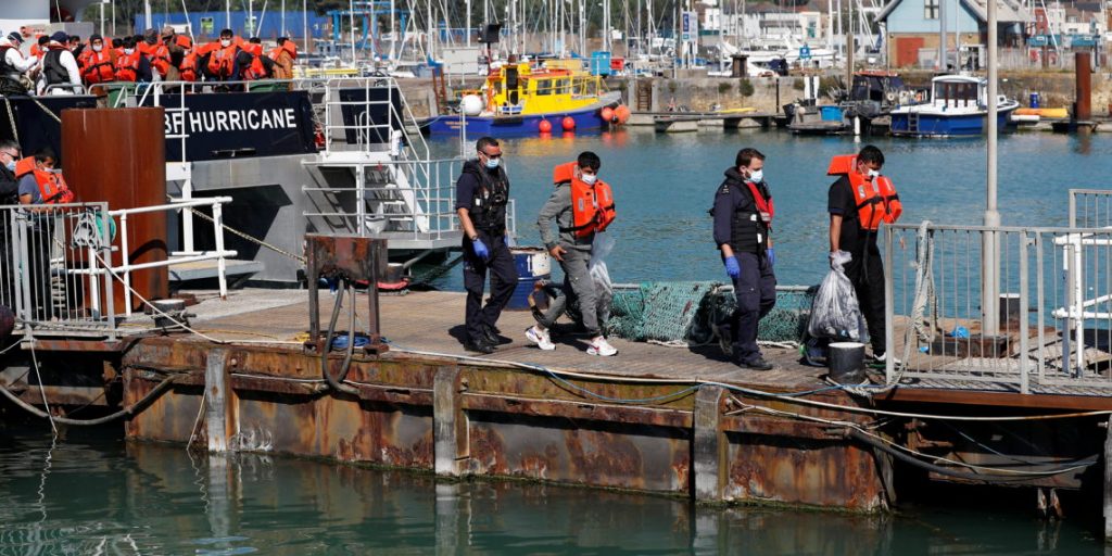 Βρετανία: Θα κάνει «pushbacks» σε παράνομους μετανάστες στη Μάγχη – Αντιδρά η Γαλλία