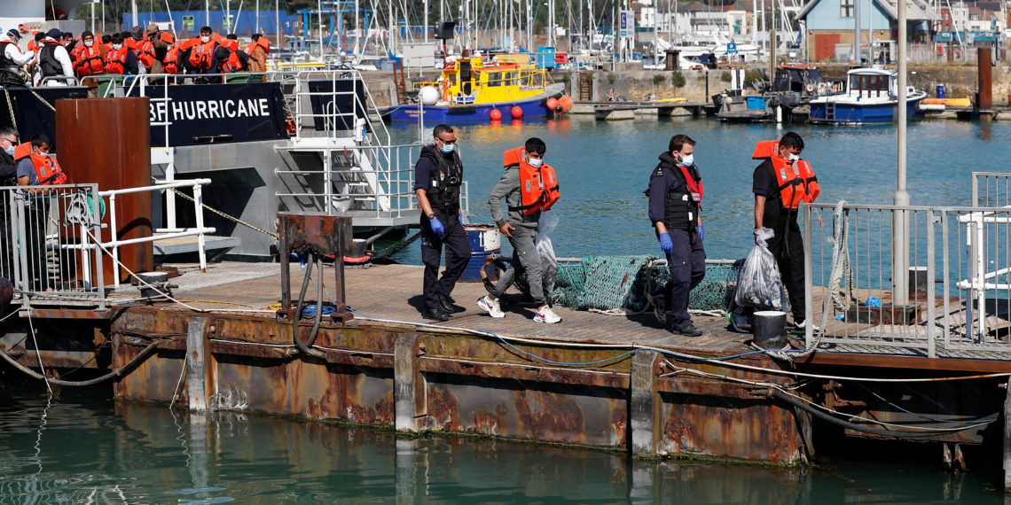 Βρετανία: Θα κάνει «pushbacks» σε παράνομους μετανάστες στη Μάγχη – Αντιδρά η Γαλλία