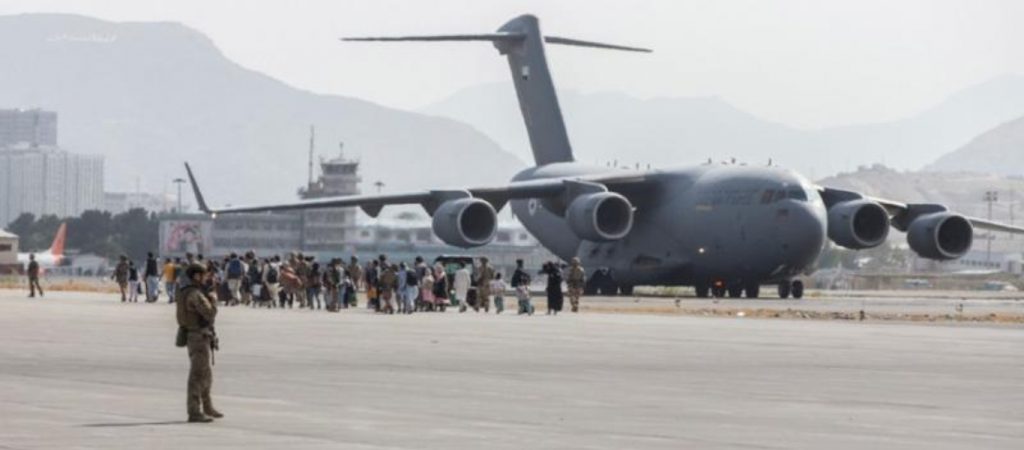 Αφγανιστάν: «Πράσινο φως» των Ταλιμπάν για αναχώρηση αεροπλάνου με 200 Αμερικανούς και αλλοδαπούς επιβάτες