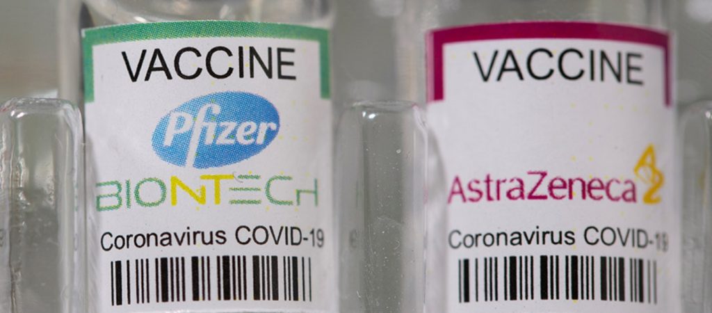 Βρετανία: Εγκρίθηκε η τρίτη δόση για τα εμβόλια των Pfizer και AstraZeneca