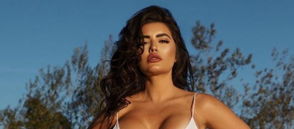 Η Cassandra Sienegra επισκέφθηκε την Ελλάδα και έβαλε… «φωτιά» στην Σαντορίνη (φώτο)