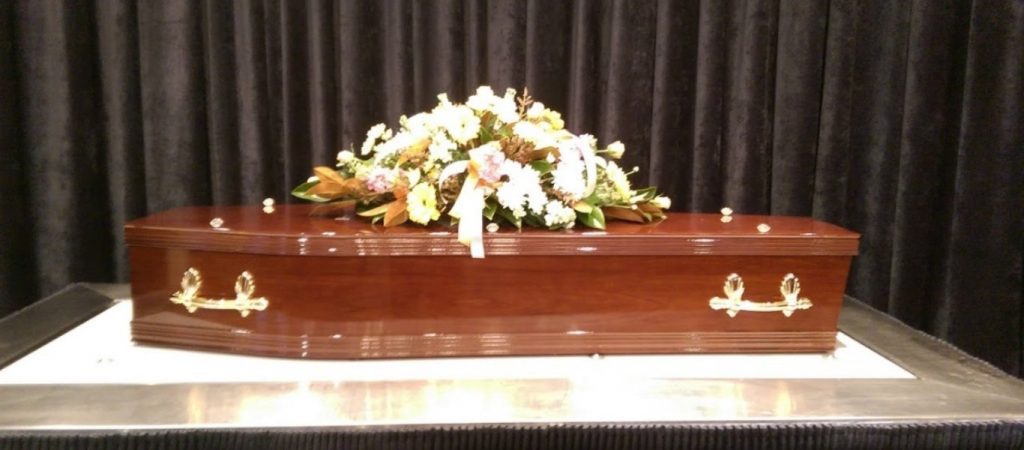 Eγγονή φόρεσε ένα άκρως αποκαλυπτικό φόρεμα στην κηδεία του παππού της (φώτο)