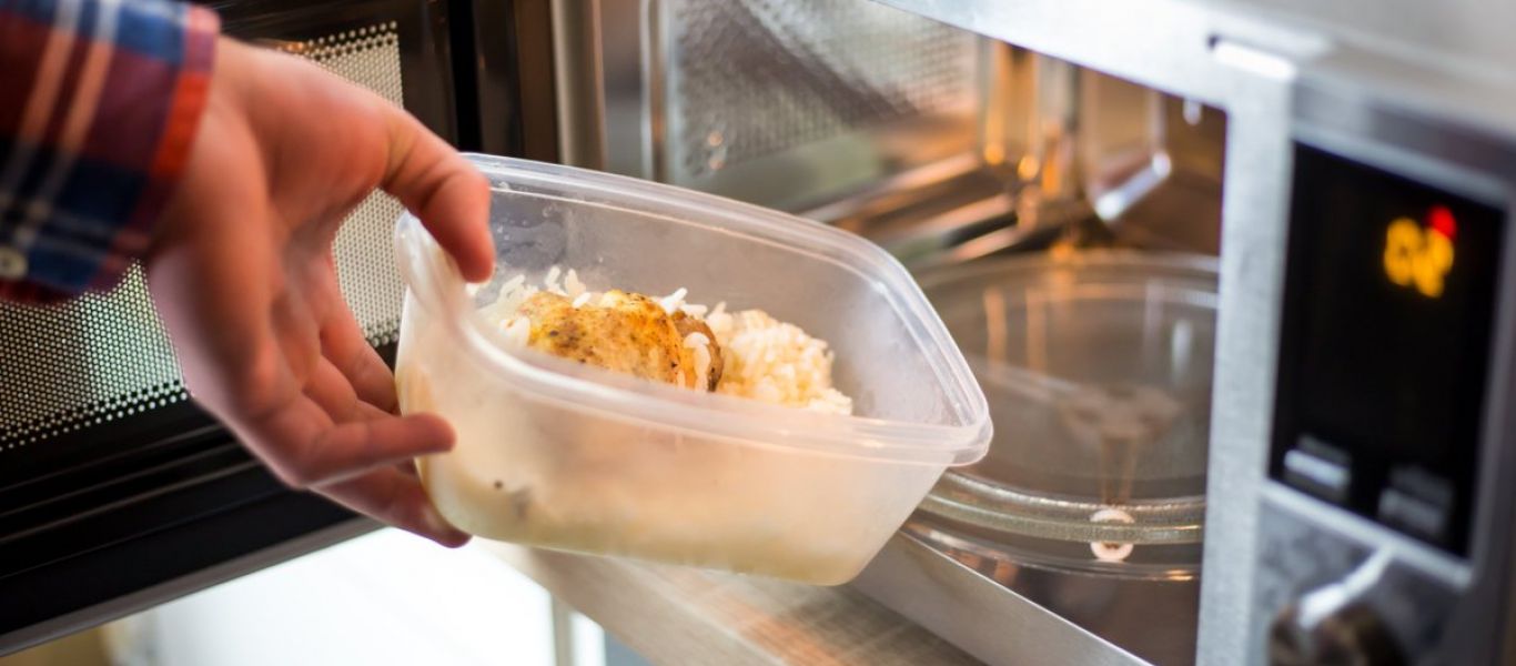 Αυτά είναι τα τρόφιμα που απαγορεύεται να βάλετε στον φούρνο μικροκυμάτων