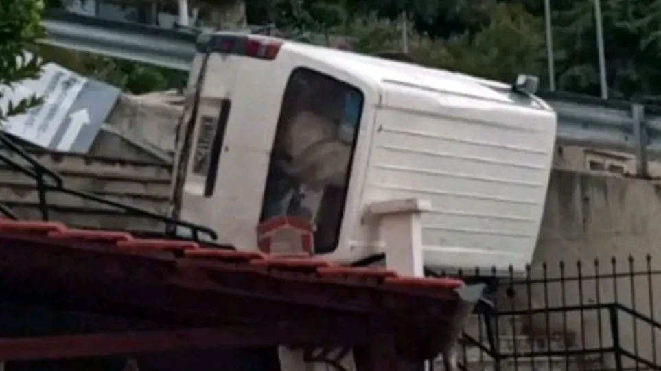 Καβάλα: Η στιγμή που αυτοκίνητο «προσγειώνεται» σε αυλή σπιτιού (βίντεο)