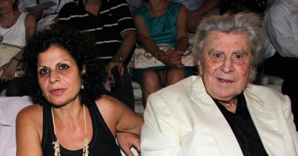 Κηδεία Μίκη Θεοδωράκη: Υποβασταζόμενη και με δάκρυα στα μάτια η κόρη του Μαργαρίτα (φώτο)