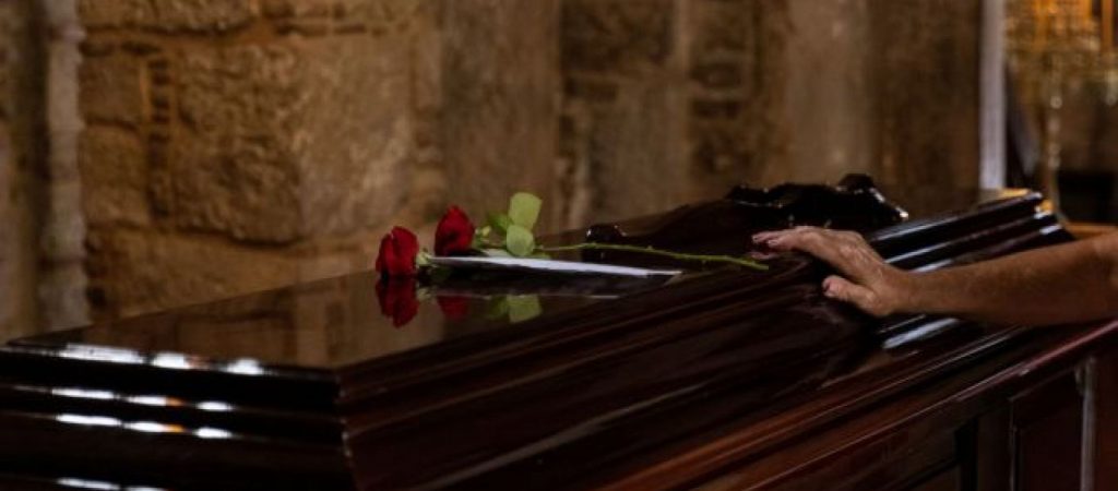 Κηδεία Μίκη Θεοδωράκη: Το συγκινητικό «αντίο» ενός μικρού κοριτσιού στο βιβλίο συλλυπητηρίων (φώτο)