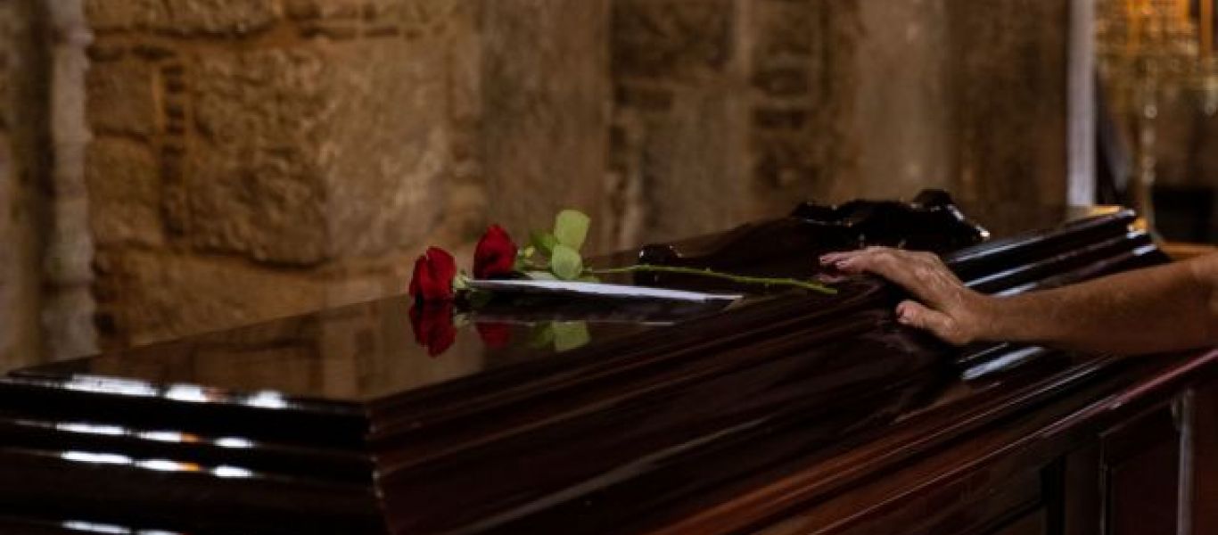 Κηδεία Μίκη Θεοδωράκη: Το συγκινητικό «αντίο» ενός μικρού κοριτσιού στο βιβλίο συλλυπητηρίων (φώτο)