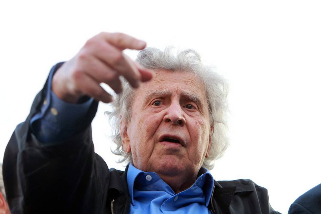 Μίκης Θεοδωράκης: Κρητικοί τραγούδησαν το «Ένα το χελιδόνι» (βίντεο)