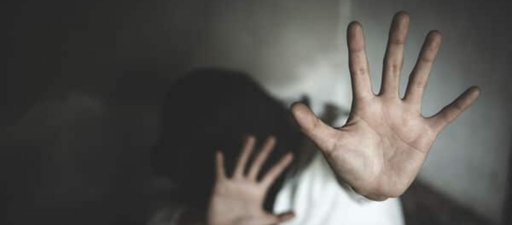 Εύβοια: 54χρονη καταγγέλλει ότι δέχθηκε επίθεση με κηροπήγιο από τον σύζυγό της