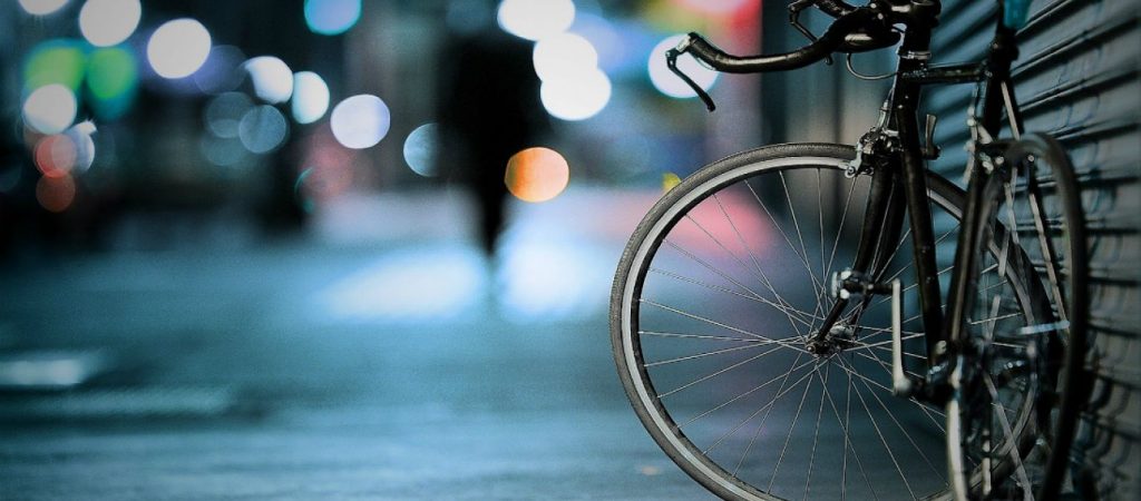 Aνεξήγητο περιστατικό: Άντρες βγήκαν ολόγυμνοι στον δρόμο, επιτέθηκαν σε ποδηλάτη και συνέχισαν τη βόλτα τους (βίντεο)