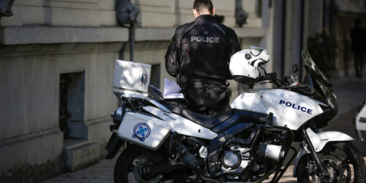 Παλαιό Φάληρο: Αστυνομικός της ΔΙΑΣ τραυματίστηκε μετά από καταδίωξη – Εμβόλισαν την μηχανή του