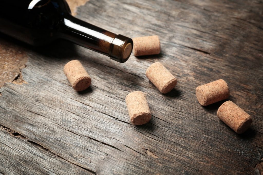 Το κόλπο για να βγάλετε εύκολα και γρήγορα ένα φελλό μέσα από μπουκάλι (βίντεο)