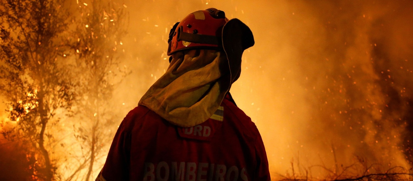 Πυρκαγιά στην Ισπανία: Νεκρός ένας πυροσβέστης – Χίλιοι άνθρωποι εγκατέλειψαν τα σπίτια τους (βίντεο)