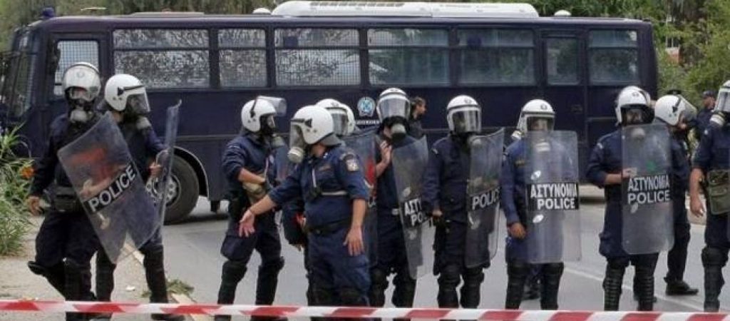 Θεσσαλονίκη: Επεισόδια ανάμεσα σε οπαδούς του ΠΑΟΚ και ΜΑΤ για τα μέτρα στα γήπεδα κατά του κορωνοϊού (βίντεο)