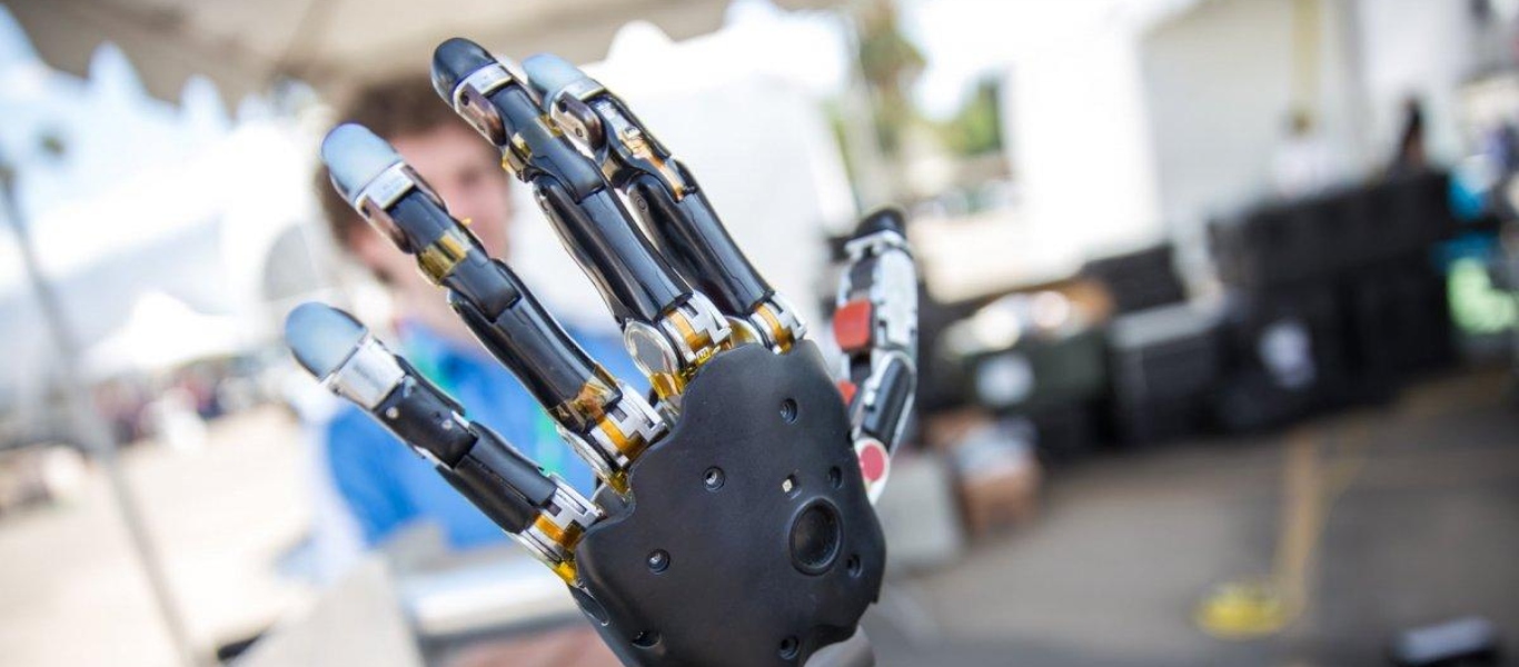 ΗΠΑ: Αγόρι 14 ετών δημιούργησε ρομποτικό προσθετικό χέρι για το φίλο του (βίντεο)