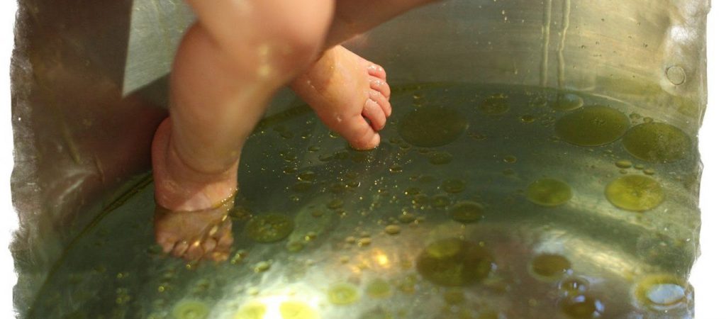 Απίθανος μπέμπης κατούρησε τον παπά την ώρα της βάφτισης (βίντεο)