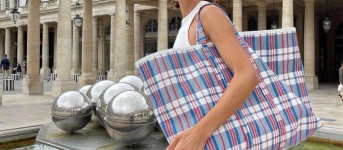 Σάλος με οίκο μόδας που πουλά πλαστική τσάντα πολλών χρήσεων για 1.600 ευρώ (φώτο)