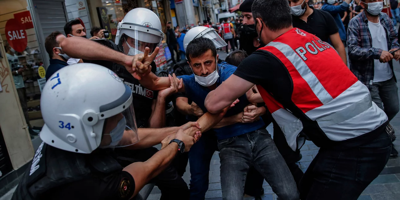 Τουρκία: Στους δρόμους οι πολίτες – Διαδηλώσεις στην Κωνσταντινούπολη κατά του υποχρεωτικού εμβολιασμού