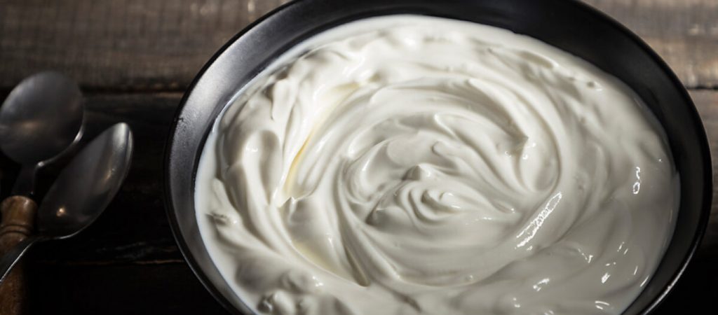 Το γνωρίζατε; – Γιατί πρέπει να αποθηκεύετε τα γιαούρτια γυρισμένα ανάποδα στο ψυγείο;