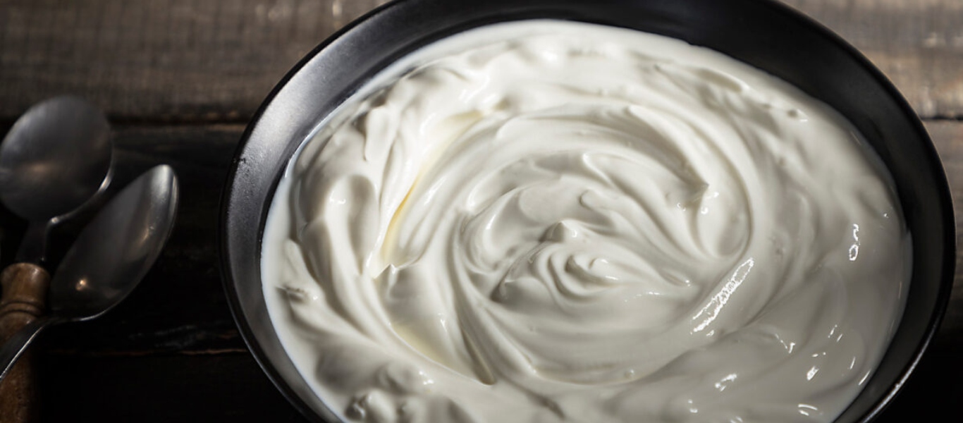 Το γνωρίζατε; – Γιατί πρέπει να αποθηκεύετε τα γιαούρτια γυρισμένα ανάποδα στο ψυγείο;