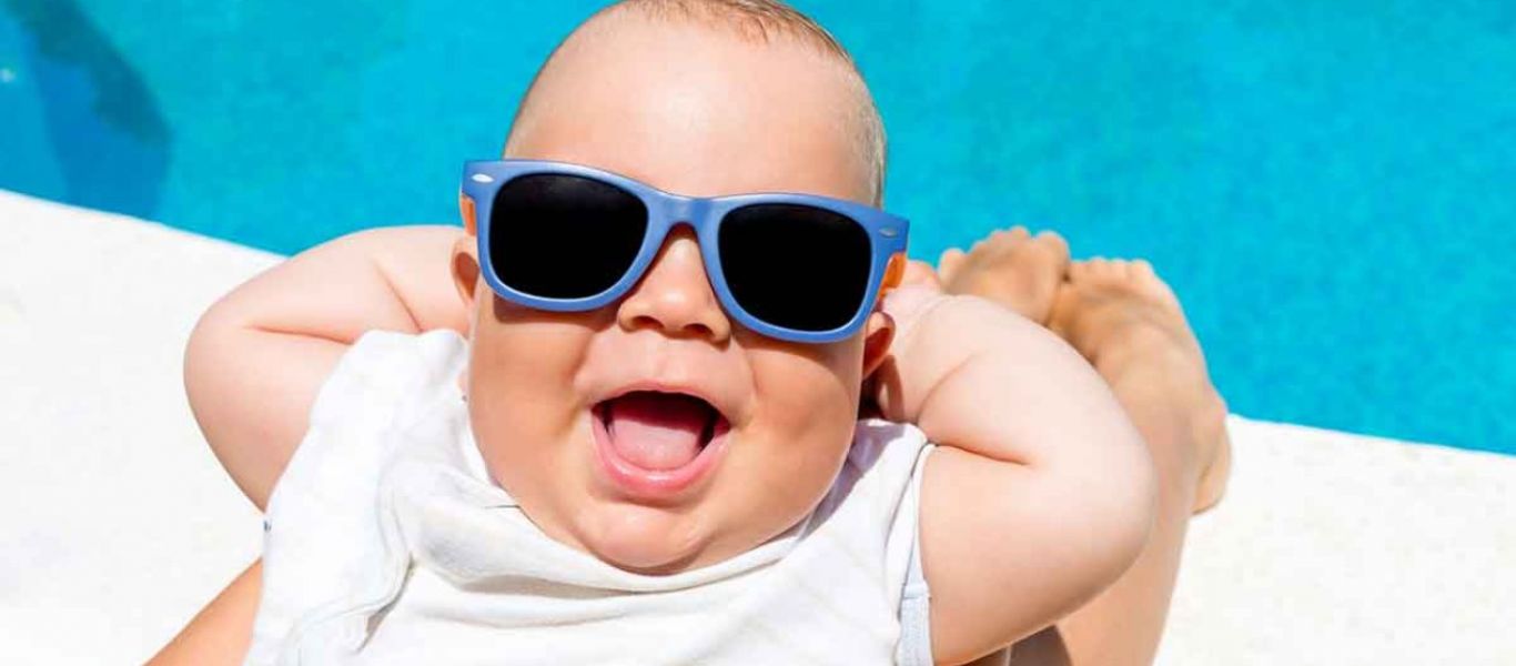 Αξιολάτρευτο μωρό συγκινεί τους πάντες παίζοντας ντραμς μέσα στο αμάξι (βίντεο)