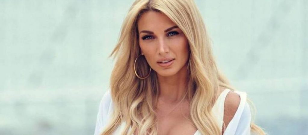 H Κωνσταντίνα Σπυροπούλου πουλάει… ψάρια σε ιχθυαγορά της Αίγινας (φώτο)