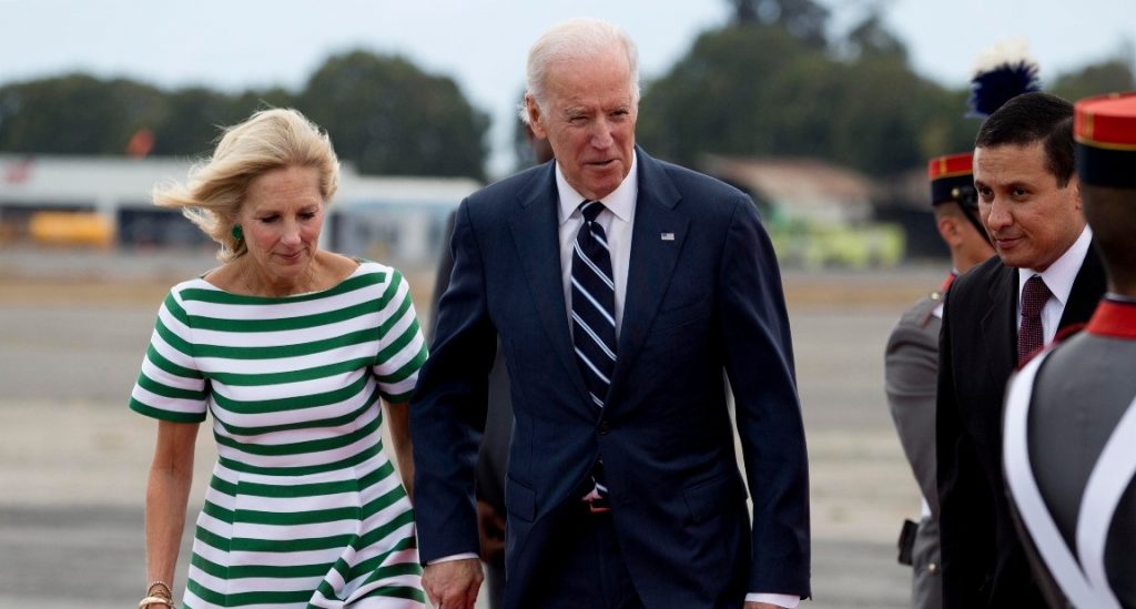 Τζο Μπάιντεν: Για ακόμη μια φορά αλλόκοτη συμπεριφορά – Σηκώθηκε και έφυγε ενώ μιλούσε η σύζυγός του