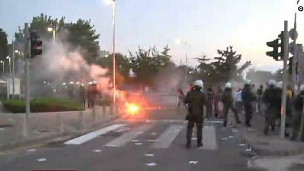 «Μπαμπά πονάει το στόμα μου»… Τα χημικά που έριξε η αστυνομία ”έκοψαν την ανάσα” μικρού παιδιού (βίντεο)