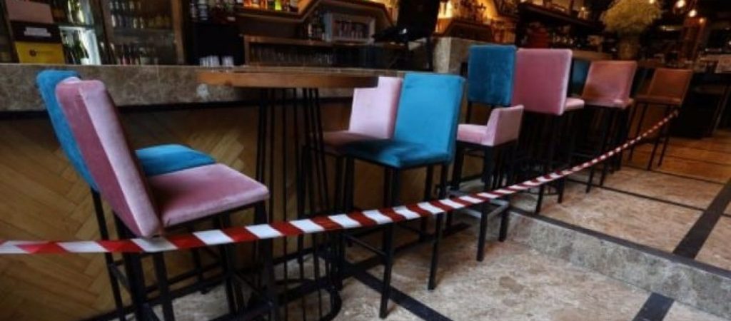 Διαχωρισμός πολιτών από αύριο στους κλειστούς χώρους εστίασης – Πώς θα λειτουργήσουν