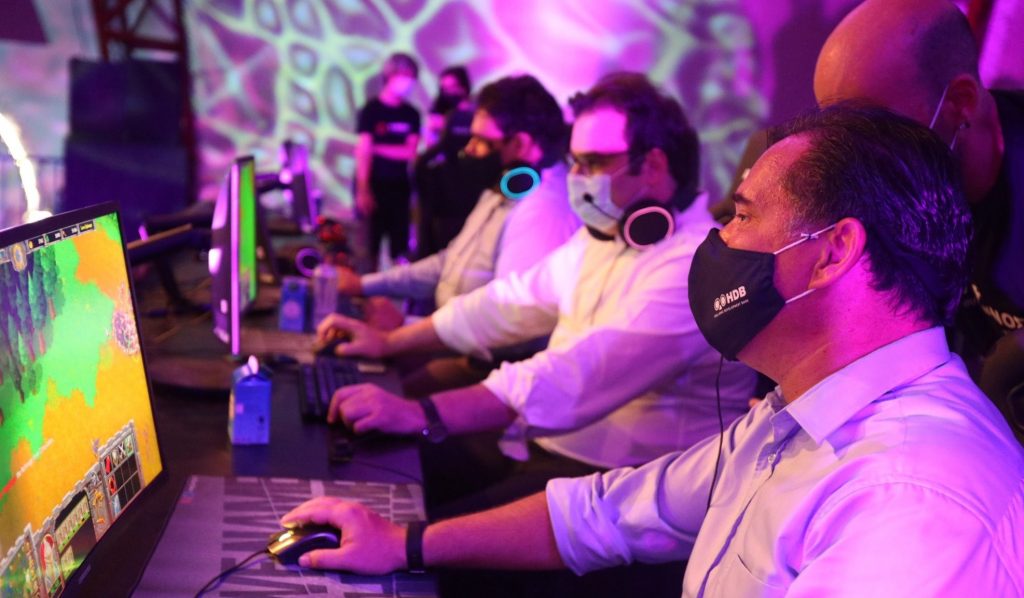 «Τα παιδία παίζει»: Α.Γεωργιάδης, Κ.Πιερρακάκης και Θ.Λιβάνιος το έριξαν στα βιντεοπαιχνίδια στη ΔΕΘ (φώτο)