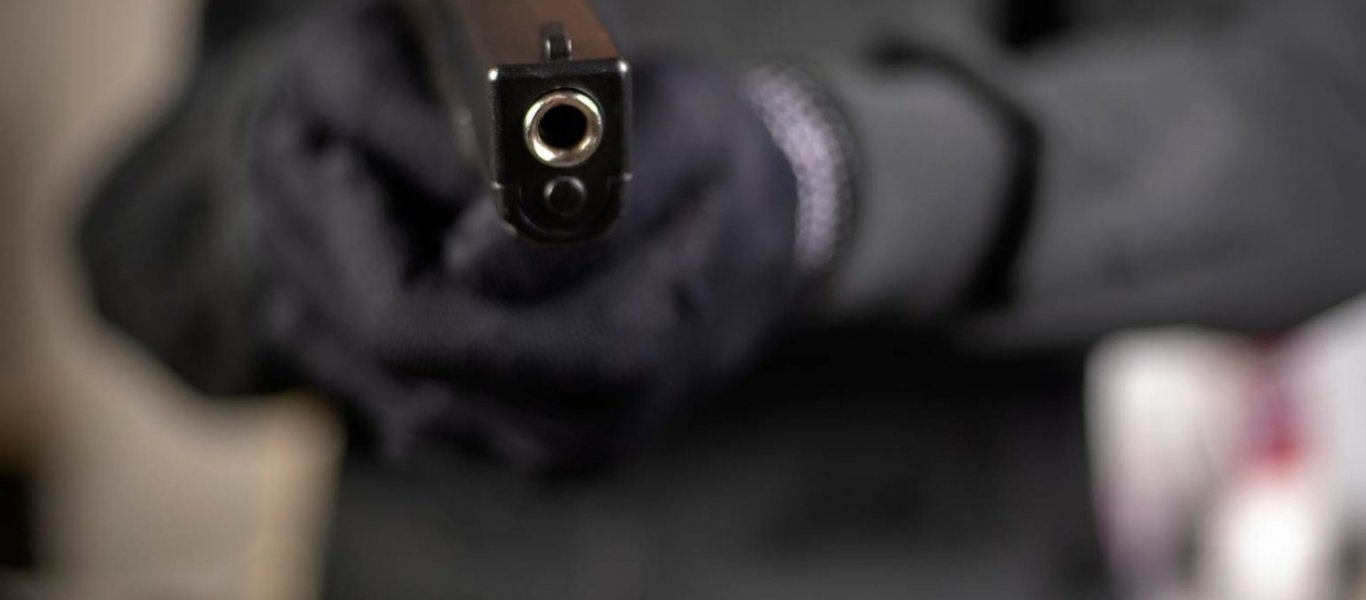 ΗΠΑ: Σερβιτόρα απολύθηκε γιατί… πάλεψε με ένοπλο ληστή! (βίντεο)