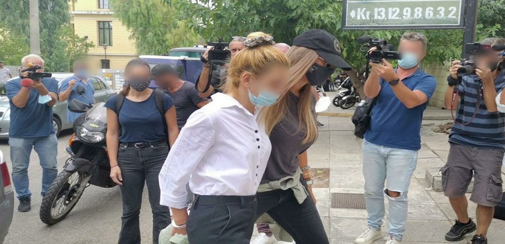 Έλενα Πολυχρονοπούλου: Με χειροπέδες στην ανακρίτρια για την κατοχή 7,8 κιλών κοκαΐνης (φώτο)