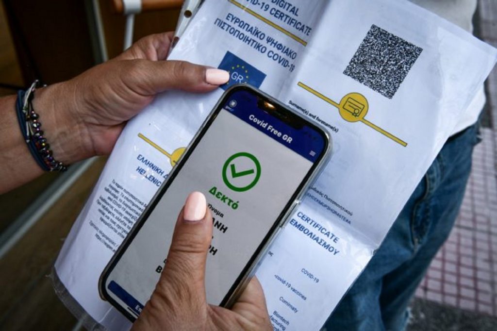 Πώς ταξιδεύουν από σήμερα οι ανεμβολίαστοι με πλοία, αεροπλάνα, τρένα και ΚΤΕΛ – Τι αλλάζει