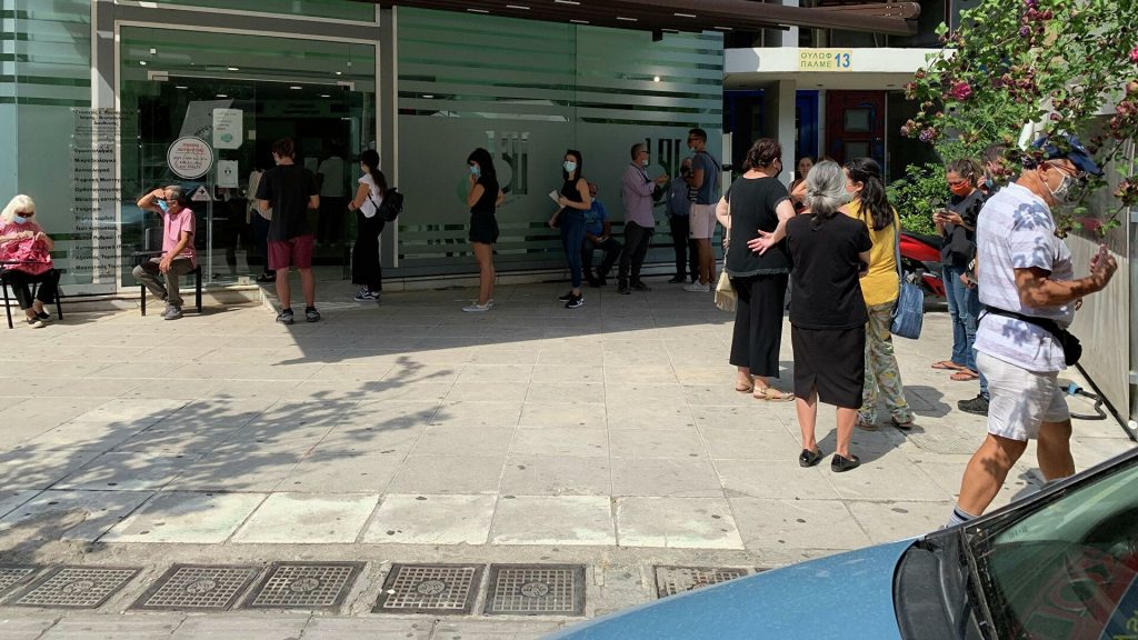 Χάος έξω από τα διαγνωστικά κέντρα για rapid test – Άδεια τα εμβολιαστικά (βίντεο)