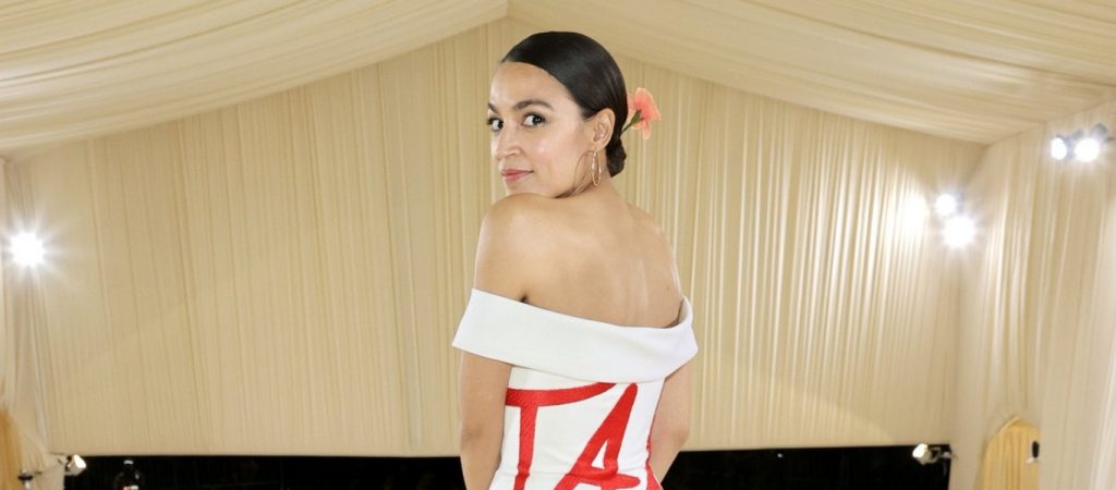 Φόρεμα με ιδιαίτερο μήνυμα από την Αλεσάντρια Οκάσιο Κορτέζ – Την κατηγορούν για υποκρισία