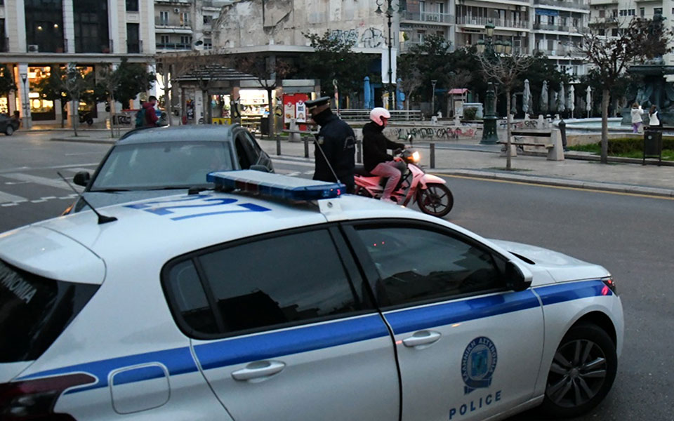 Ένοπλη ληστεία σε τράπεζα στο κέντρο της Αθήνας: Η φωτογραφία ντοκουμέντο και οι έρευνες της αστυνομίας (βίντεο)