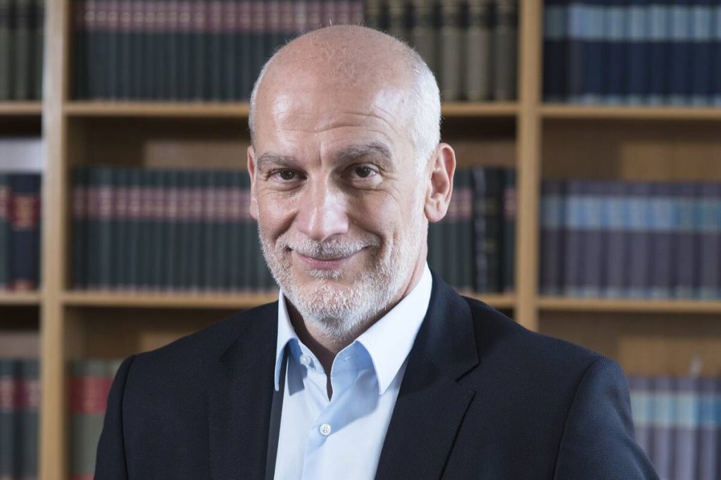 Α.Τσακρής: «10 φορές λιγότερες πιθανότητες να κολλήσουμε μετά την 3η δόση» – Ούτε λέξη για τυχόν παρενέργειες