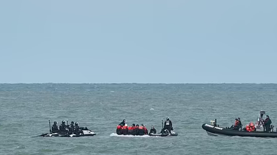 Δείτε εικόνες από την άσκηση Βρετανών με jet ski για push back αλλοδαπών στο στενό της Μάγχης (βίντεο)