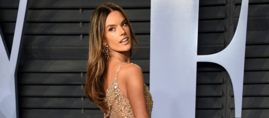 Α.Αμπρόσιο: Το… «κορμί» έχει βαλθεί να μας τρελάνει – Ποζάρει γυμνή στην άμμο (φώτο)