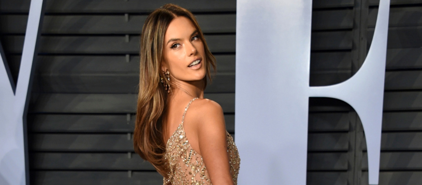 Α.Αμπρόσιο: Το… «κορμί» έχει βαλθεί να μας τρελάνει – Ποζάρει γυμνή στην άμμο (φώτο)