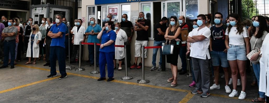 Ξέσπασμα υγειονομικών: «Γιατί κρύβετε την αλήθεια με τoν ρόλο Τσιόδρα; – Θυμάστε τα εμβόλια Η1Ν1;»