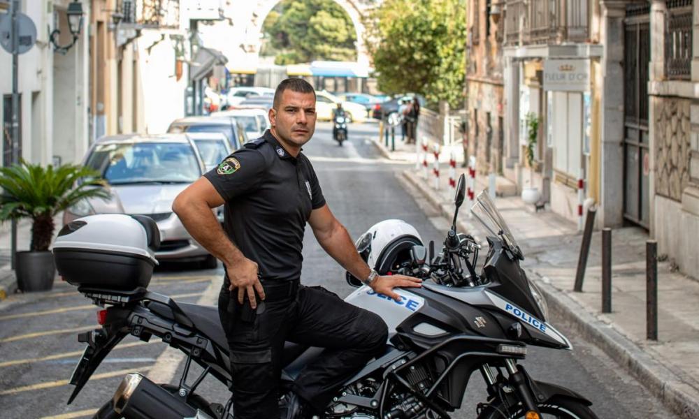 Ο πρώτος ανοιχτά γκέι αστυνομικός μιλά για την μετάθεση του με «καρφιά»: «Εκεί που ήμουν δεν με άφηναν να δουλέψω»