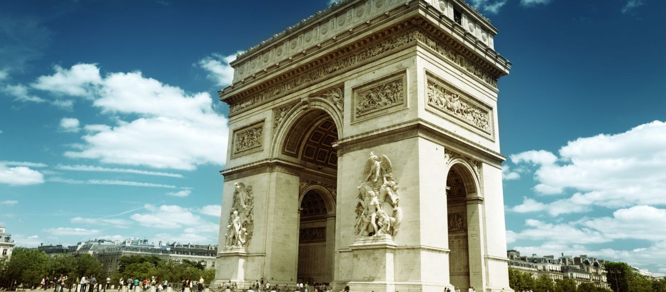 Παρίσι: Η Αψίδα του Θριάμβου καλυμμένη με 25.000 τετραγωνικά μέτρα ύφασμα (φώτο)