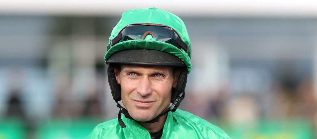 Απίθανο ατύχημα για Βρετανό τζόκεϊ – Έπεσε από το άλογο και τον κλώτσησε στο πρόσωπο (φώτο)