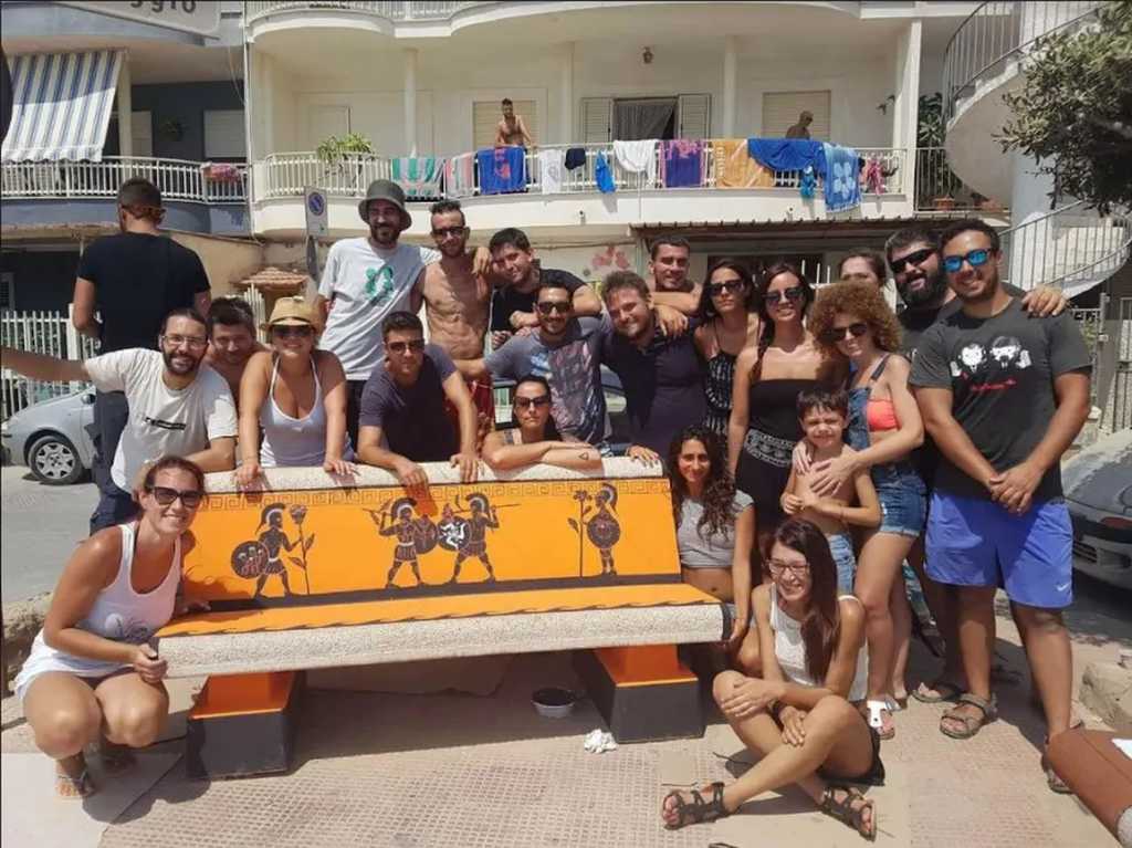 Ομάδα Ιταλών ζωγραφίζει ήρωες της ελληνικής μυθολογίας σε παγκάκια στην Σικελία