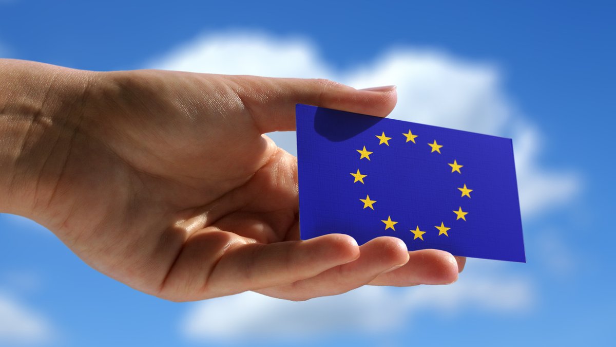 Τι φέρνει η νέα Μπλε Κάρτα που αποφάσισε το Ευρωκοινοβούλιο – Δικαίωμα διαμονής σε πολίτες τρίτων χωρών στην ΕΕ