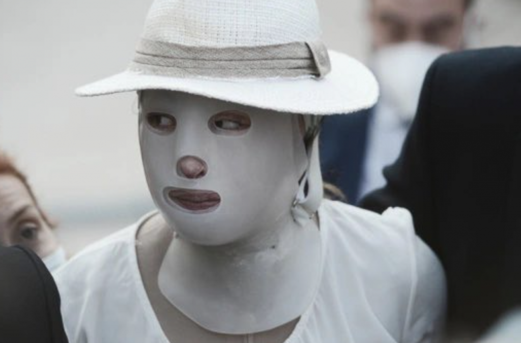 Επίθεση με βιτριόλι: Χυδαίες εκφράσεις από τη μητέρα της δράστριας – «Έλεος πια, βρωμιάρηδες, ζώα»