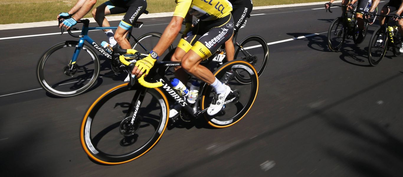 Οδηγός αυτοκινήτου ξυλοκόπησε ποδηλάτη εν κινήσει επειδή τον… καθυστερούσε (βίντεο)