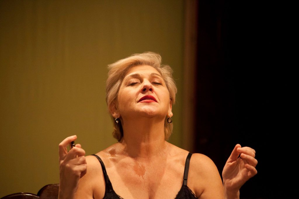 Η Μπέττυ Νικολέση καταγγέλλει πασίγνωστο πρωταγωνιστή: «Με στρίμωχνε στα καμαρίνια και δεν με άφηνε να φύγω»