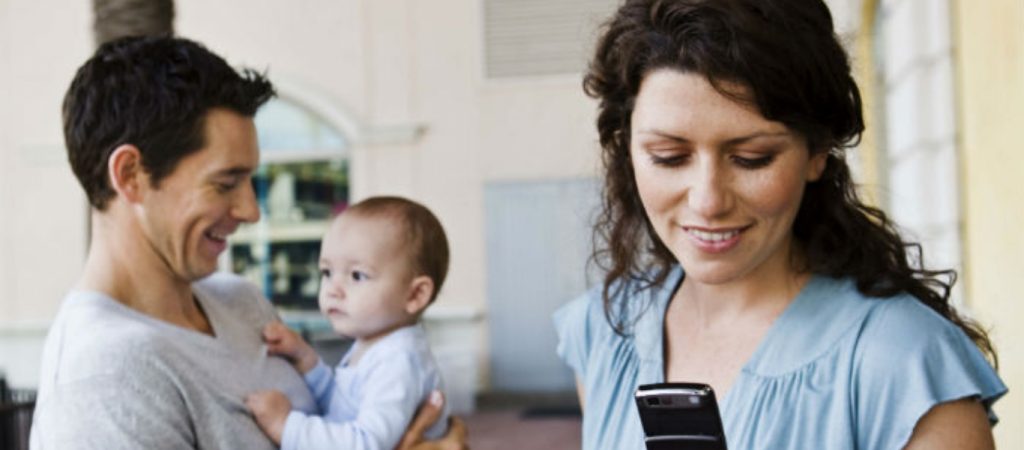 Έρευνα: Ο εθισμός των γονέων στα social media βλάπτει σοβαρά τα παιδιά